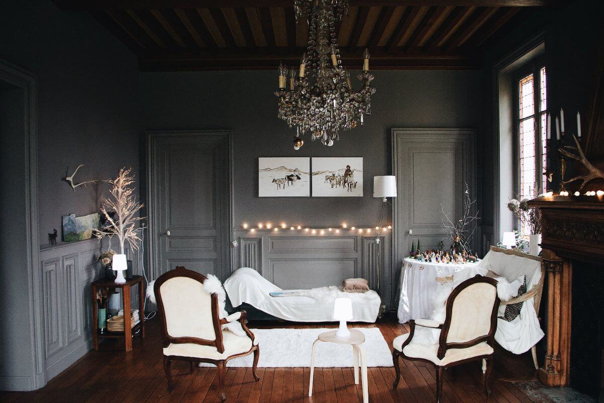 2. Casa in stil englezesc - scaune albe tapitate, masuta alba, semineu, candelabru, covoras alb